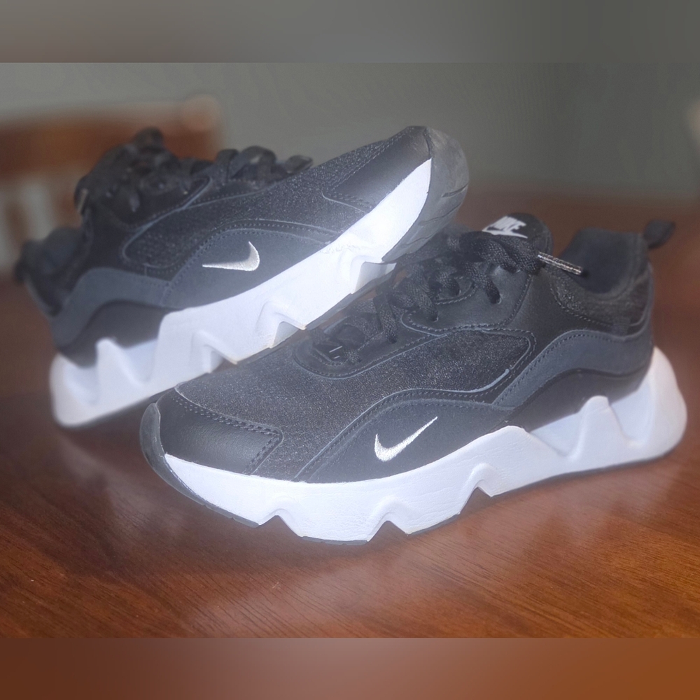 Nike 365 RYZ 2  Womans Sz 8.5